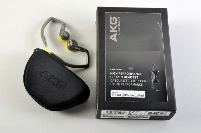 Shown here is the packaging of the AKG K 326 sports headset. AKG has bundled this product with a purse and a pair of yellow ear pads.