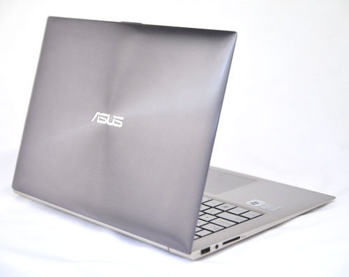There are very little flexible parts in this machine because Asus opted to use aluminum throughout most of the notebook.