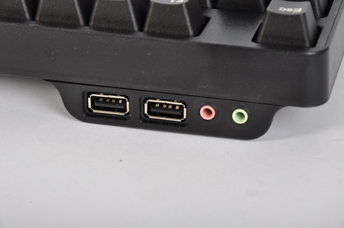As a bonus, the 7G features a 2-port on-board USB hub plus audio ports for headphones and a mic.