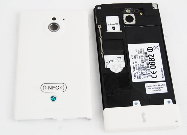 It takes some time to get used to putting and removing the battery cover on the Sony Xperia Sola. However, note that the battery is non-removable and you gain access only to insert/remove your SIM card and microSD card.