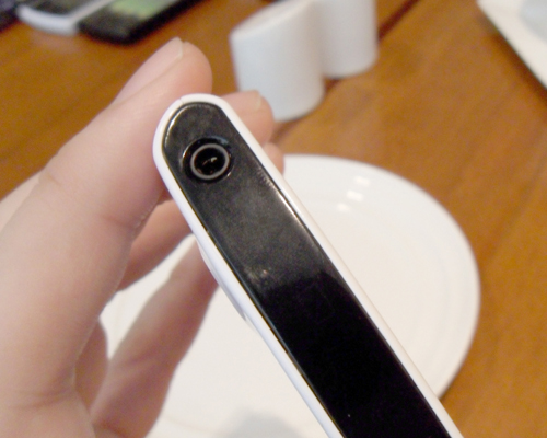 A 3.5mm audio port on the crown of the device. Nowadays, we are no longer in awe of its inclusion, and regard it as one of the more essential input ports on smartphones.