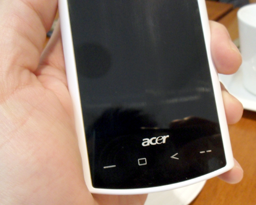 The Acer Liquid relies heavily on its touchscreen capabilities with minimal hardware buttons, as seen here. It'll take some time to figure out where the Menu button will be with no related icons present (it's actually the End Call button).